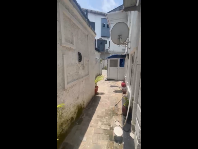 Standard Selfcon with private stairway, kitchen and bathroom