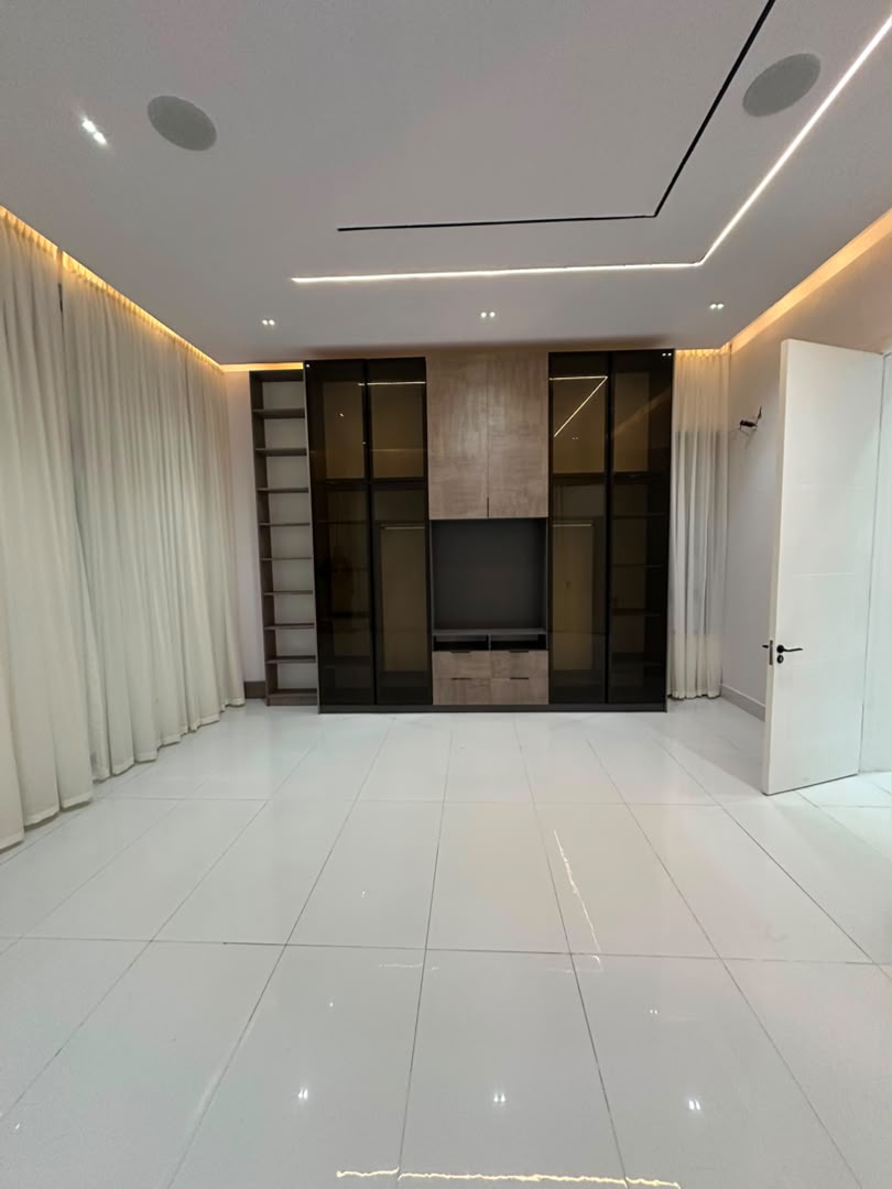 DELIGHTFUL AND EXQUISITE FULLY FURNISHED AND FULLY SERVICED SMART 2-BEDROOM APARTMENT — photograph 10
