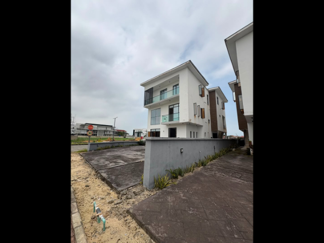 5 Bedroom detached with 2BQ