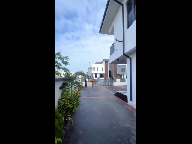 6 bedroom fully detached duplex — photograph 9