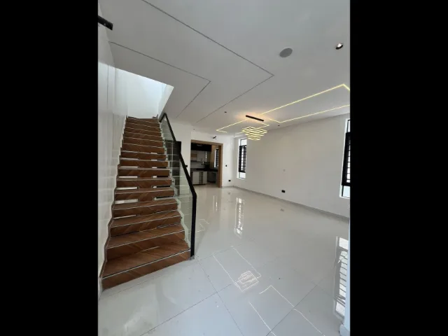 4 Bedroom fully detached — photograph 4
